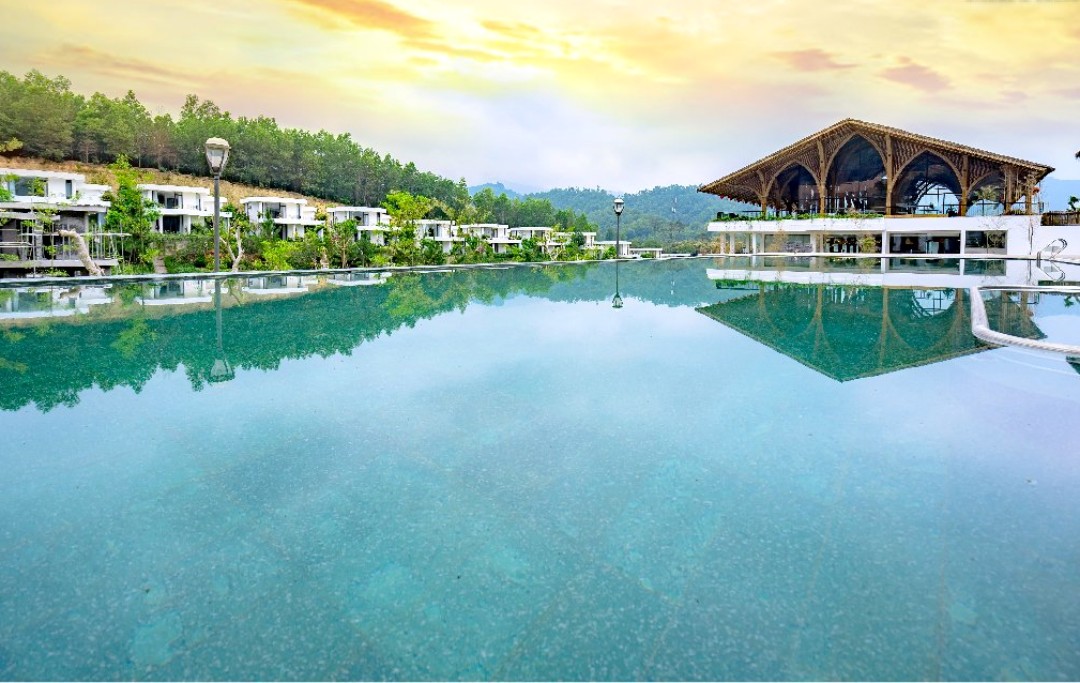 Hồ bơi cực rộng tại Ivory Villas and Resort Hòa Bình